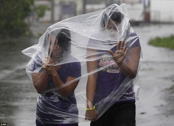 Chùm ảnh người dân Philippines vật vã chống lại bão Hagupit 9