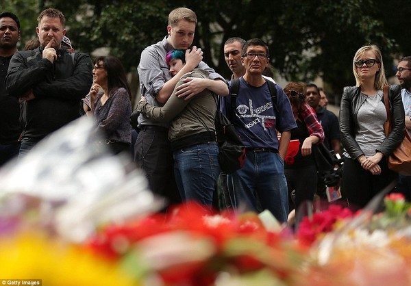 Hàng ngàn bó hoa, nước mắt khóc thương nạn nhân trong vụ bắt cóc ở Sydney 13