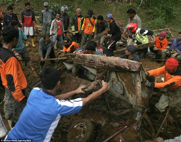 Sạt lở đất kinh hoàng nhấn chìm cả làng xuống lòng đất, ít nhất 32 người chết 13