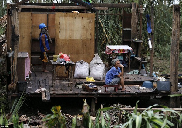 Chùm ảnh người dân Philippines vật vã chống lại bão Hagupit 10