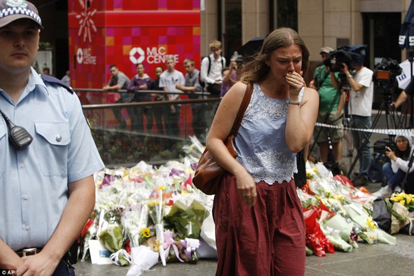 Hàng ngàn bó hoa, nước mắt khóc thương nạn nhân trong vụ bắt cóc ở Sydney 14