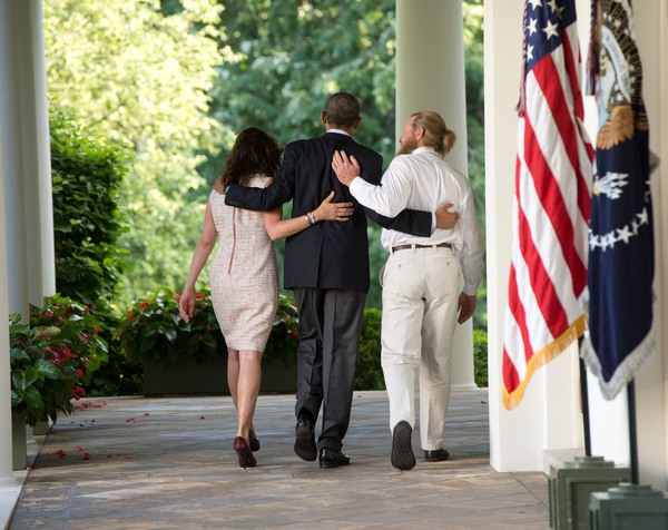 Tổng thống Obama &ocirc;m y t&aacute; Nina Phạm l&agrave; khoảnh khắc ấn tượng trong năm của Mỹ 8