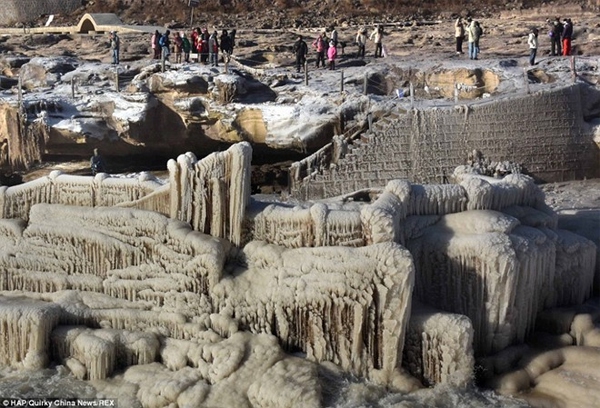Trời lạnh -12 độ C, thác nước lớn hóa băng hút khách du lịch 7