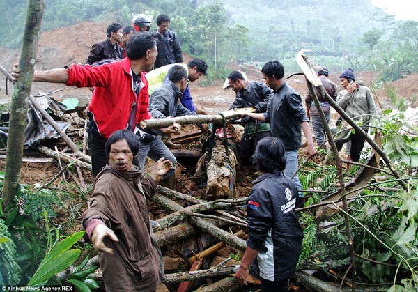 Sạt lở đất kinh hoàng nhấn chìm cả làng xuống lòng đất, ít nhất 32 người chết 14