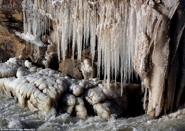 Trời lạnh -12 độ C, thác nước lớn hóa băng hút khách du lịch 8