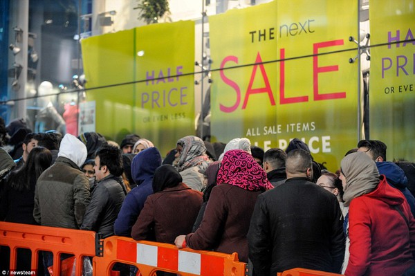 Anh: Người dân xếp hàng, chen lấn nhau mua hàng trong ngày Boxing Day 13