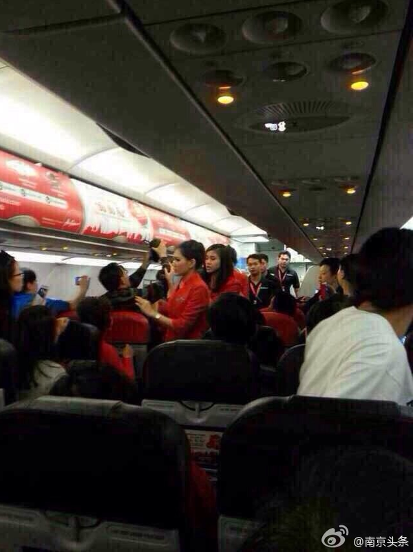 Chuyến bay buộc phải trở lại vì hành khách chửi bới tiếp viên, đòi tự sát 3