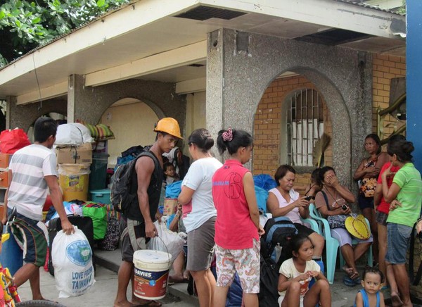 Người d&acirc;n Philippines đổ x&ocirc; đi mua đồ t&iacute;ch trữ tr&aacute;nh b&atilde;o Hagupit 1