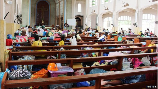 Người d&acirc;n Philippines đổ x&ocirc; đi mua đồ t&iacute;ch trữ tr&aacute;nh b&atilde;o Hagupit 3