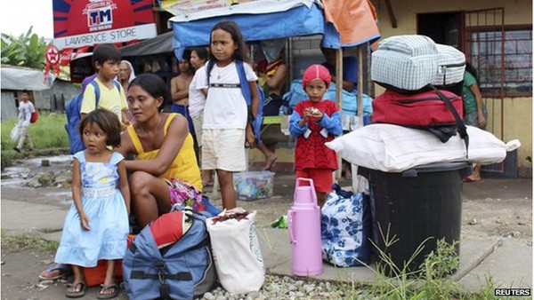 Người d&acirc;n Philippines đổ x&ocirc; đi mua đồ t&iacute;ch trữ tr&aacute;nh b&atilde;o Hagupit 4