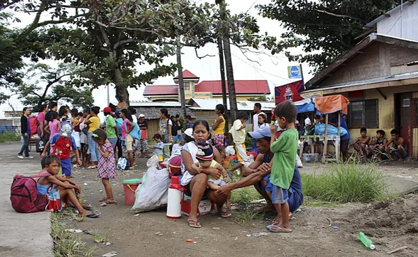 Người d&acirc;n Philippines đổ x&ocirc; đi mua đồ t&iacute;ch trữ tr&aacute;nh b&atilde;o Hagupit 9