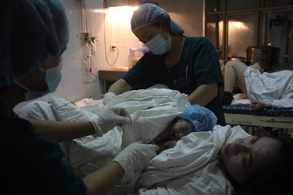 Đón trẻ sơ sinh đầu tiên của năm 2015 tại BV Phụ sản TƯ 1