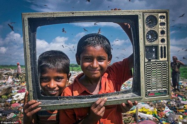 Chùm ảnh những người nghèo Bangladesh vất vả mưu sinh trên bãi rác 1