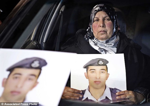 Mẹ phi công Jordan khóc ngất khi biết tin con bị IS hành quyết 2