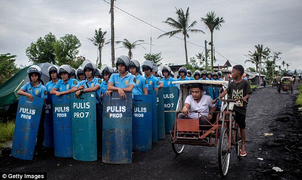 Những hình ảnh thương tâm về trẻ em vô gia cư bị nhốt ở Philippines 18