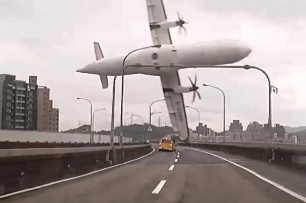 Ban giám đốc TransAsia Airways cúi đầu xin lỗi trước vụ tai nạn máy bay rơi xuống sông 2