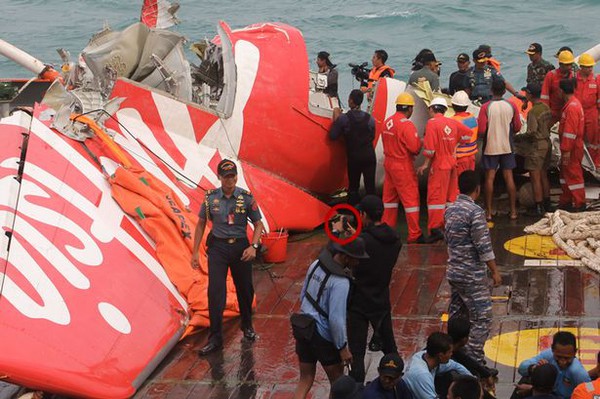 Người đàn ông bị chỉ trích vì đứng cười chụp ảnh với đuôi máy bay QZ8501 được vớt lên 2