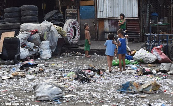 Những hình ảnh thương tâm về trẻ em vô gia cư bị nhốt ở Philippines 8