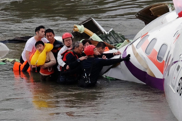 Ban giám đốc TransAsia Airways cúi đầu xin lỗi trước vụ tai nạn máy bay rơi xuống sông 3