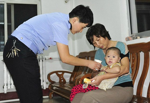 Trung Quốc: Khung cảnh kinh ho&agrave;ng b&ecirc;n trong "hang ổ" của những kẻ bu&ocirc;n trẻ em 3