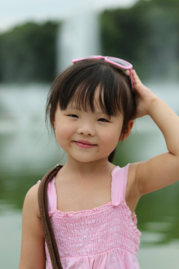 Clip làm phiên dịch viên cho bố mẹ cực dễ thương của bé gái 4 tuổi lai Hàn – Việt 4