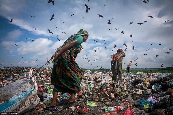 Chùm ảnh những người nghèo Bangladesh vất vả mưu sinh trên bãi rác 3