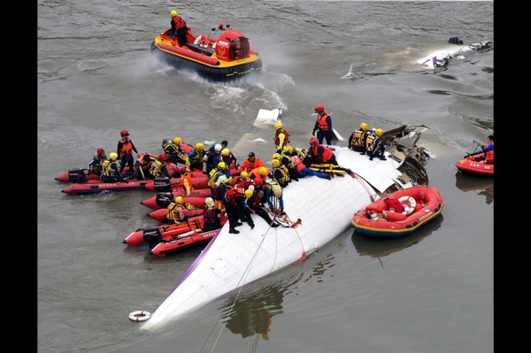 Ban giám đốc TransAsia Airways cúi đầu xin lỗi trước vụ tai nạn máy bay rơi xuống sông 4