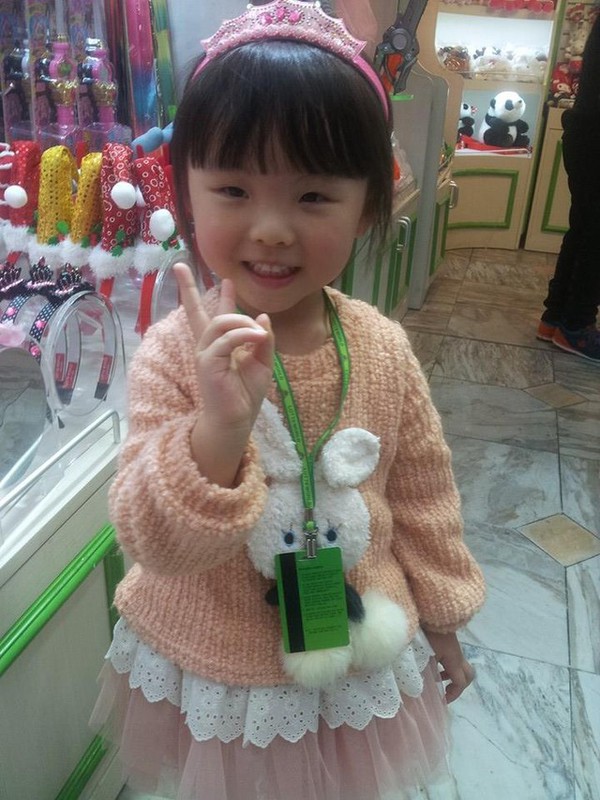 Clip làm phiên dịch viên cho bố mẹ cực dễ thương của bé gái 4 tuổi lai Hàn – Việt 5