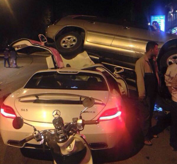 Chụp hình với chiếc Mercedes vỡ nát do tai nạn, nam thanh niên bị chỉ trích 6