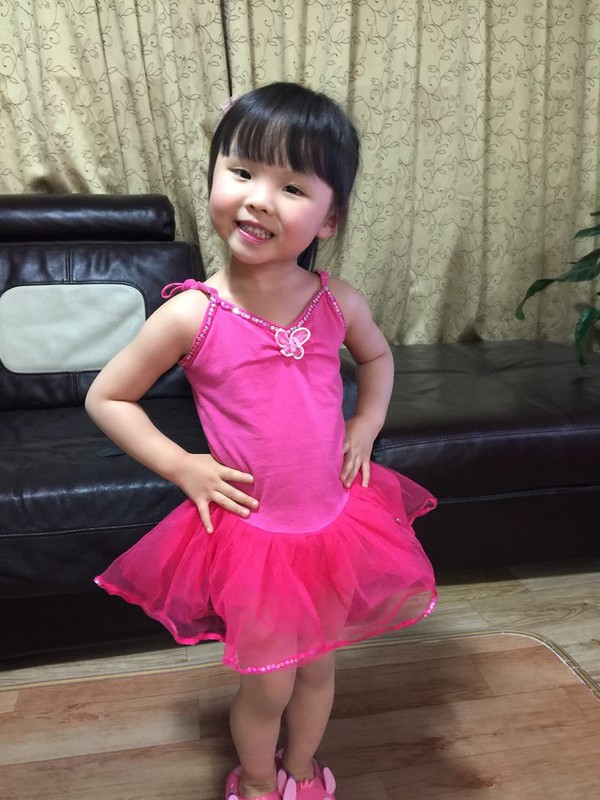 Clip làm phiên dịch viên cho bố mẹ cực dễ thương của bé gái 4 tuổi lai Hàn – Việt 6