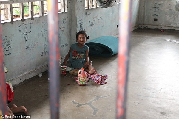 Những hình ảnh thương tâm về trẻ em vô gia cư bị nhốt ở Philippines 11