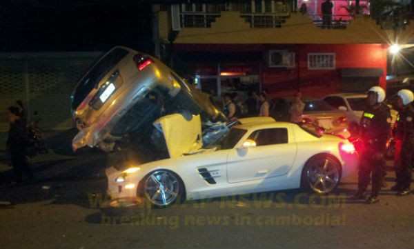 Chụp hình với chiếc Mercedes vỡ nát do tai nạn, nam thanh niên bị chỉ trích 7