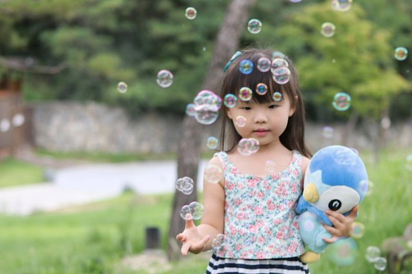 Clip làm phiên dịch viên cho bố mẹ cực dễ thương của bé gái 4 tuổi lai Hàn – Việt 7
