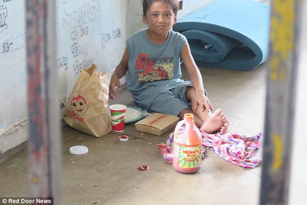 Những hình ảnh thương tâm về trẻ em vô gia cư bị nhốt ở Philippines 12