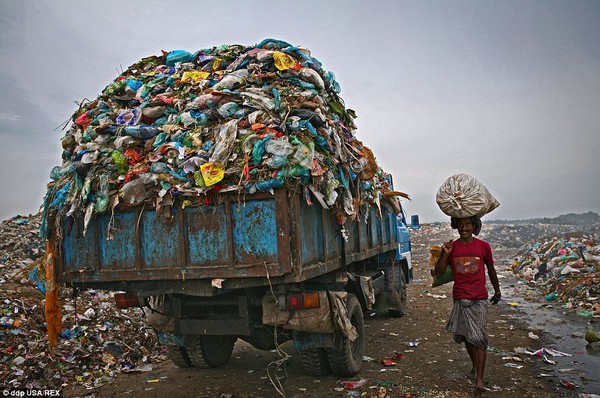 Chùm ảnh những người nghèo Bangladesh vất vả mưu sinh trên bãi rác 7
