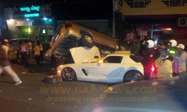 Chụp hình với chiếc Mercedes vỡ nát do tai nạn, nam thanh niên bị chỉ trích 8
