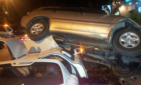 Chụp h&igrave;nh với chiếc Mercedes vỡ n&aacute;t do tai nạn, nam thanh ni&ecirc;n bị chỉ tr&iacute;ch 9