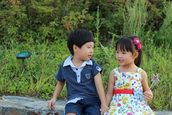 Clip làm phiên dịch viên cho bố mẹ cực dễ thương của bé gái 4 tuổi lai Hàn – Việt 9