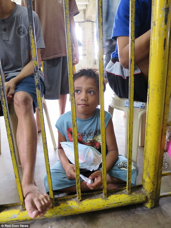 Những hình ảnh thương tâm về trẻ em vô gia cư bị nhốt ở Philippines 13