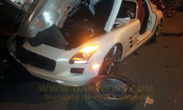 Chụp h&igrave;nh với chiếc Mercedes vỡ n&aacute;t do tai nạn, nam thanh ni&ecirc;n bị chỉ tr&iacute;ch 10
