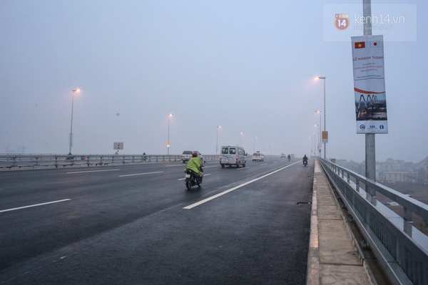 Những hình ảnh buổi sáng đầu tiên trên cầu Nhật Tân sau ngày thông xe 2