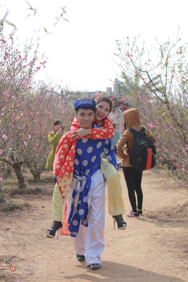 Giới trẻ Hà Thành nô nức chụp ảnh tết sớm ở vườn đào Nhật Tân 13