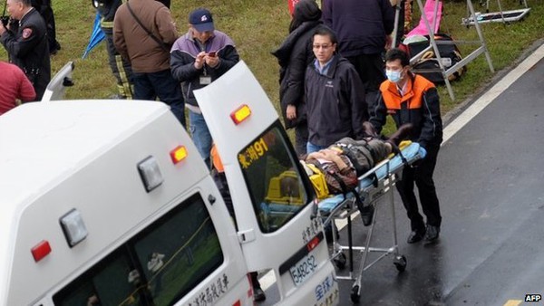 Toàn cảnh giải cứu hành khách từ chiếc máy bay Đài Loan rơi xuống sông 18