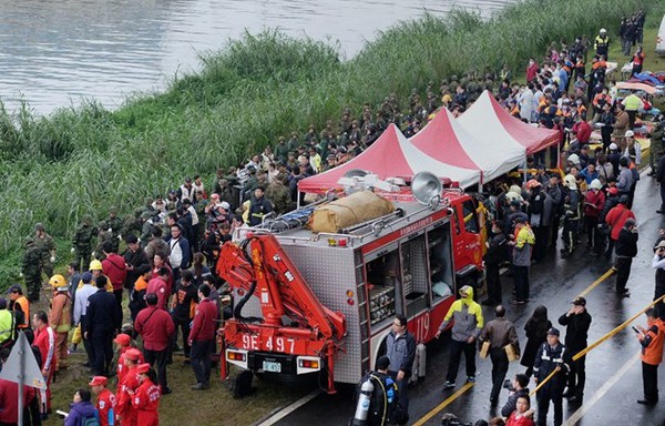 Toàn cảnh giải cứu hành khách từ chiếc máy bay Đài Loan rơi xuống sông 19