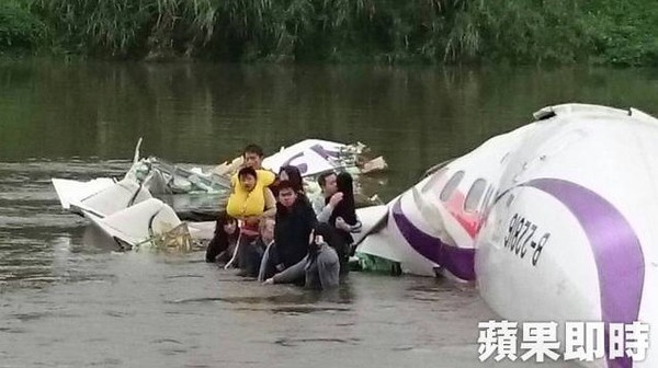 Toàn cảnh giải cứu hành khách từ chiếc máy bay Đài Loan rơi xuống sông 14