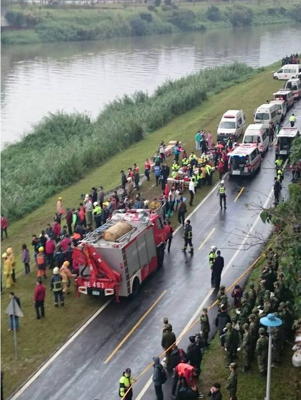 Toàn cảnh giải cứu hành khách từ chiếc máy bay Đài Loan rơi xuống sông 20