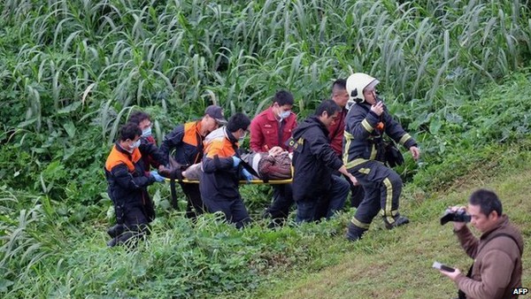 Toàn cảnh giải cứu hành khách từ chiếc máy bay Đài Loan rơi xuống sông 17