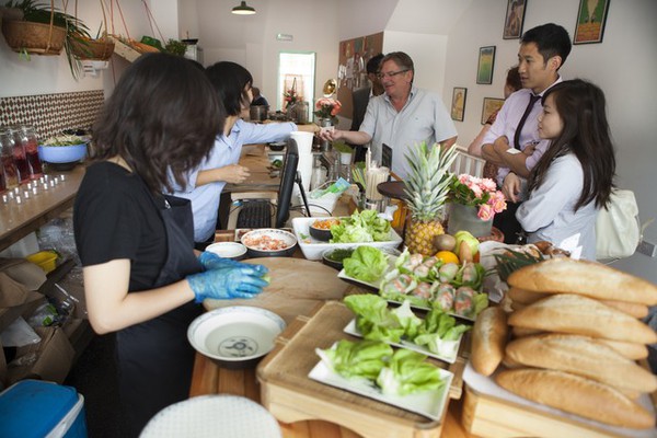 V&acirc;n Trần - C&ocirc; g&aacute;i bỏ việc để đi b&aacute;n b&aacute;nh m&igrave; Việt nổi tiếng khắp London 14
