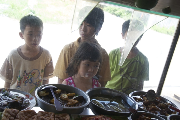 Gia cảnh đáng thương của người đàn bà bán máu nuôi mẹ già và đàn cháu mồ côi 12