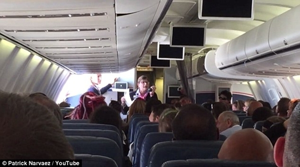 Hành khách bị tạm giữ vì bất ngờ hắt hơi trên máy bay và tuyên bố mắc Ebola 2